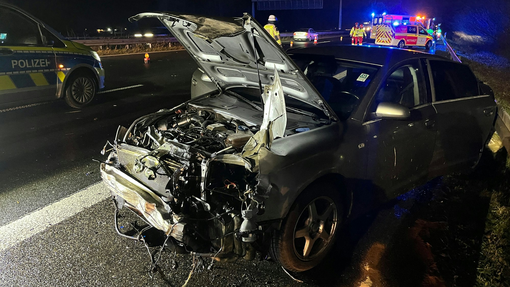 Bei einem Unfall auf der A 3 ist eine Frau verletzt worden, ihre drei Kinder kamen vorsorglich ins Krankenhaus.