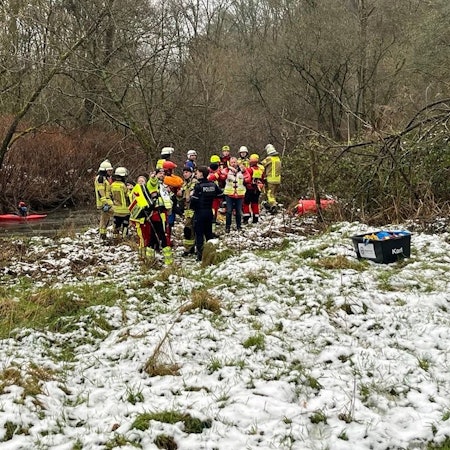 Rettungskräfte stehen an der Sülz.