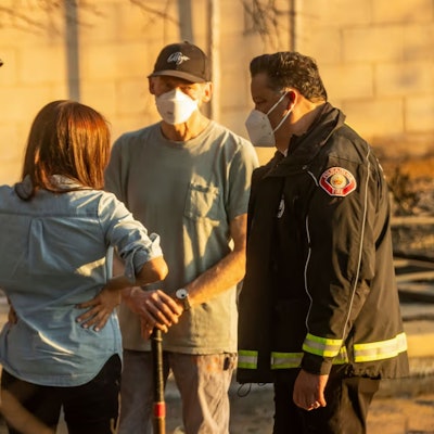 Der britische Prinz Harry (links) und seine Frau Meghan Markle sprechen mit dem Bürgermeister von Pasadena, Victor Gordo (rechts), sowie Doug Goodwin, dessen Haus durch das Eaton-Feuer zerstört wurde.