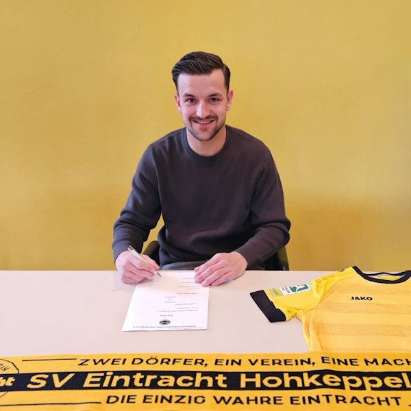 Frederic Baum unterschreibt des Vertrag bei t Eintracht Hohkeppel.