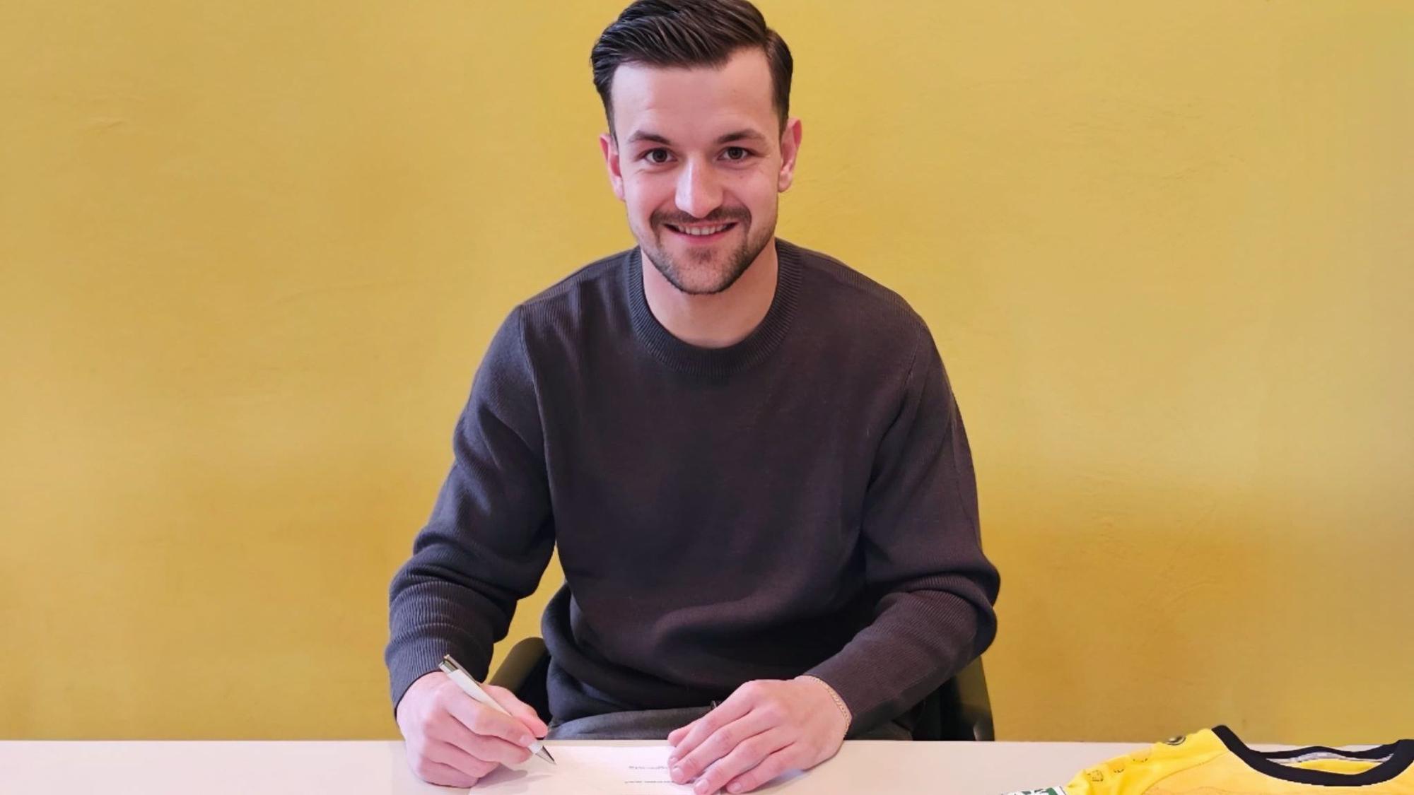 Spieler Frederic Baum unterschreibt einen Vertrag beim Fußballverein Eintracht Hohkeppel.