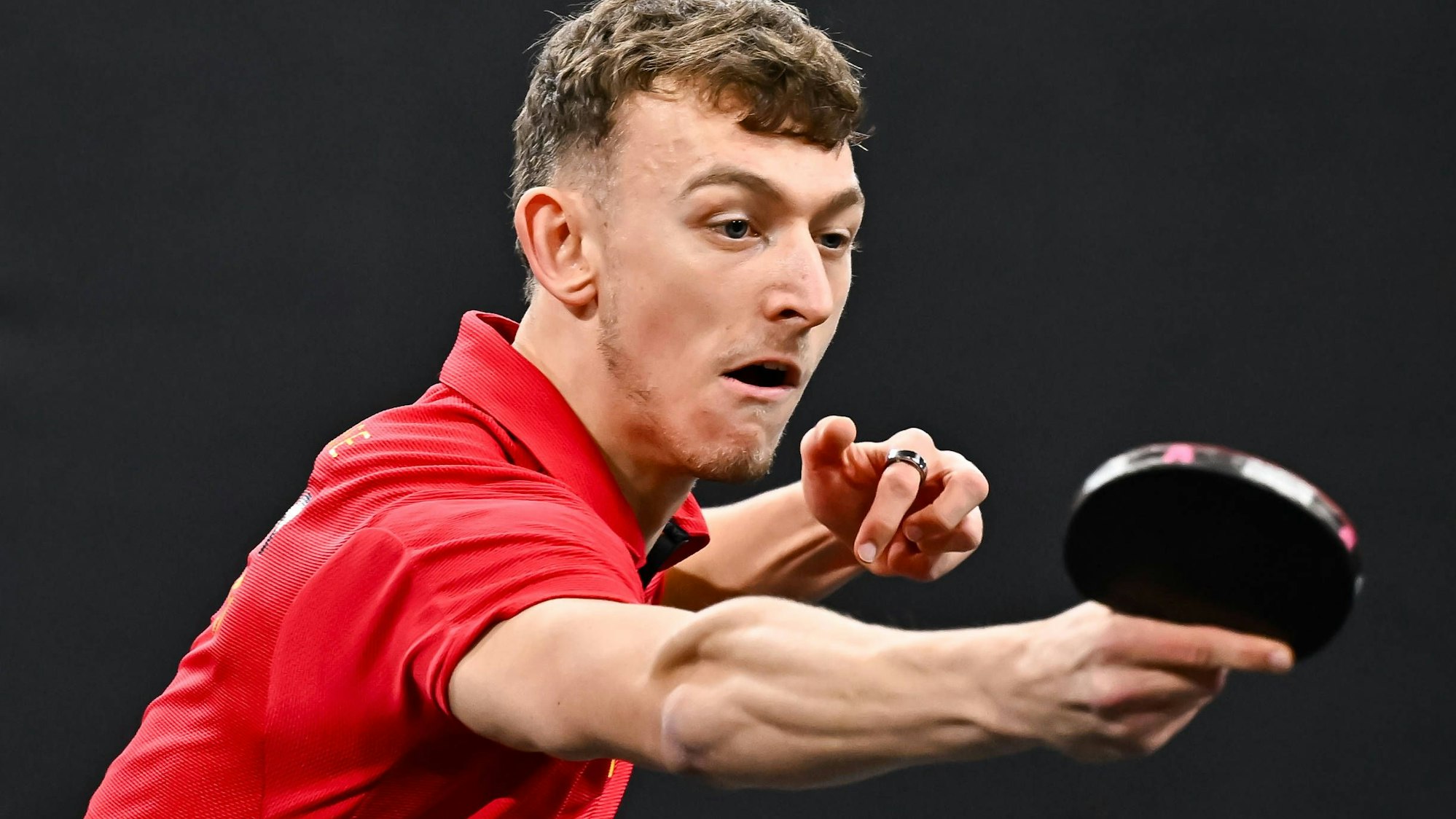 Tischtennisprofi Adrien Rassenfosse in einer Spielsituation.