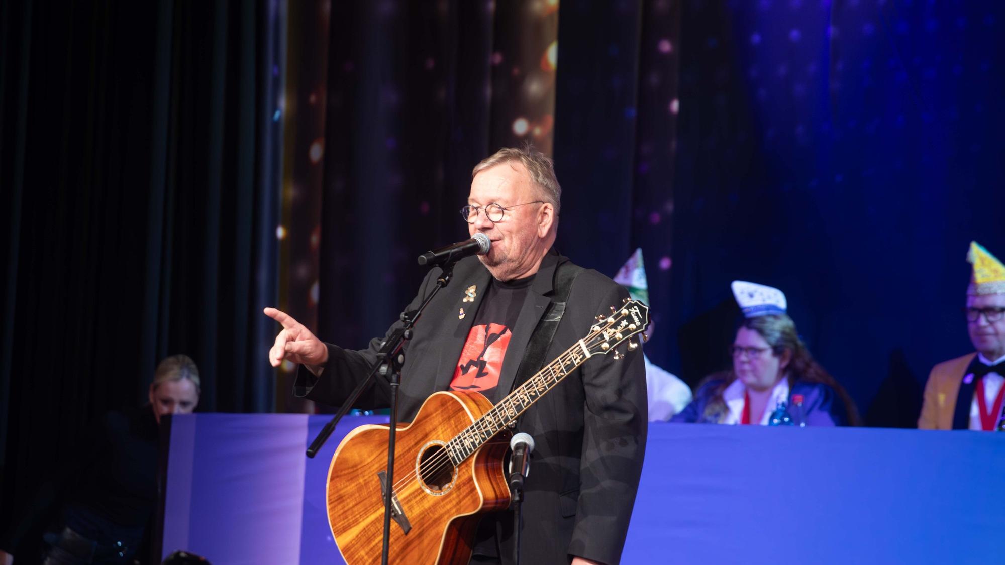 Bei der Proklamation des Porzer Dreigestirns auf der Bühne: Bernd Stelter.