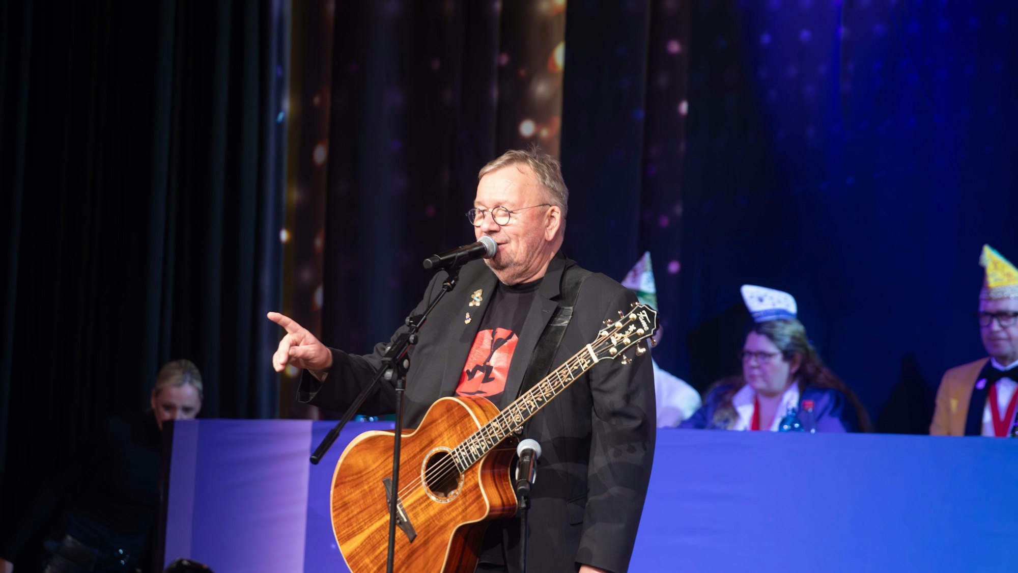 Bei der Proklamation des Porzer Dreigestirns auf der Bühne: Bernd Stelter.
