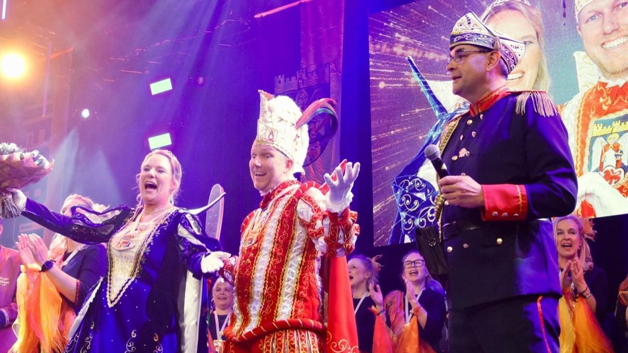 Bürgermeister Stefan Rosenmann (r.) führte Prinz Markus I. und dessen Siegburgia Nadine I. im ausverkauften Rhein-Sieg-Forum in ihr närrisches Amt ein.
