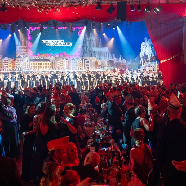 Stattgarde auf der Bühne im Saal. Proklamation des Kölner Dreigestirn 2025 im Gürzenich.