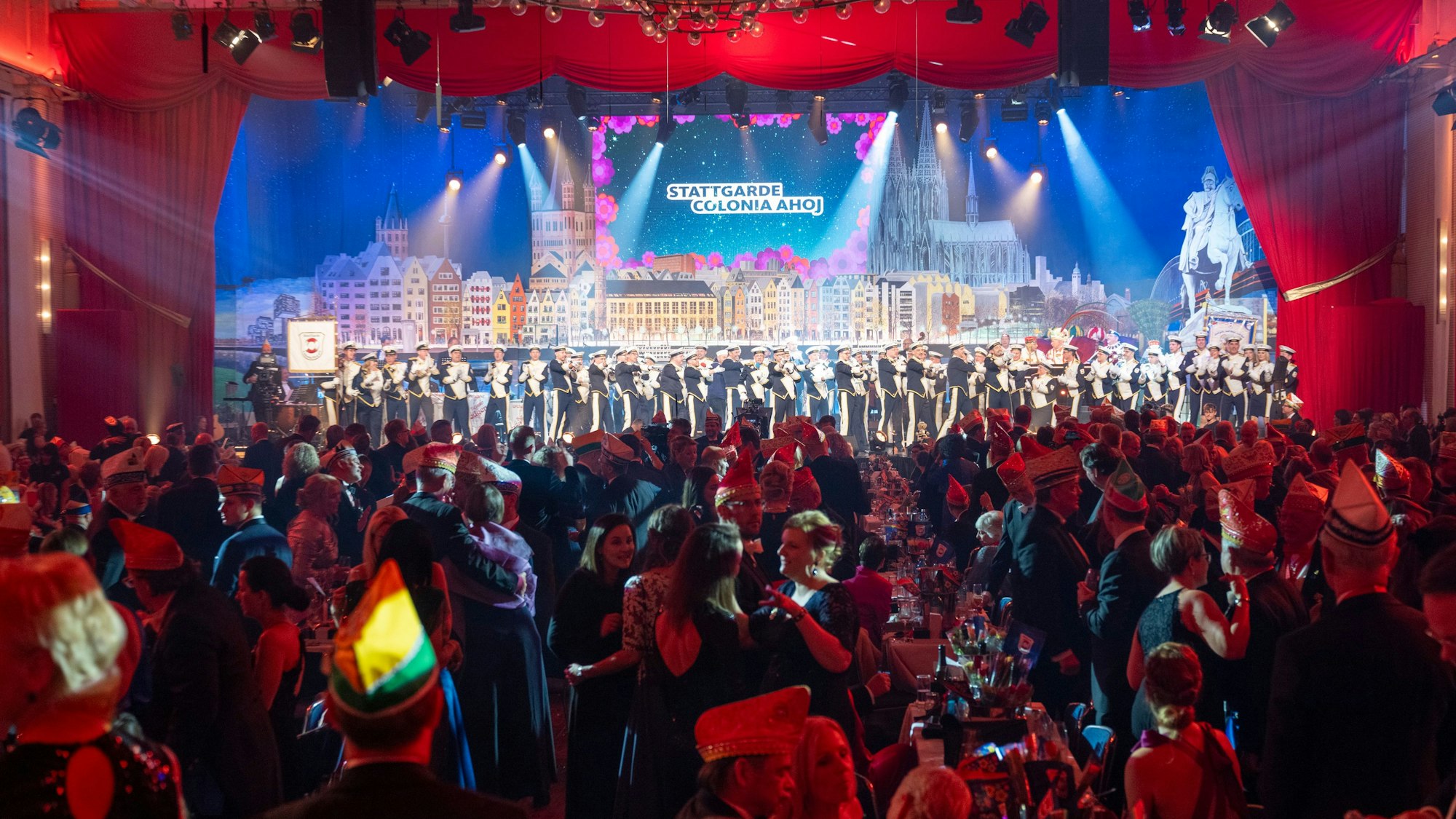 Stattgarde auf der Bühne im Saal. Proklamation des Kölner Dreigestirn 2025 im Gürzenich.