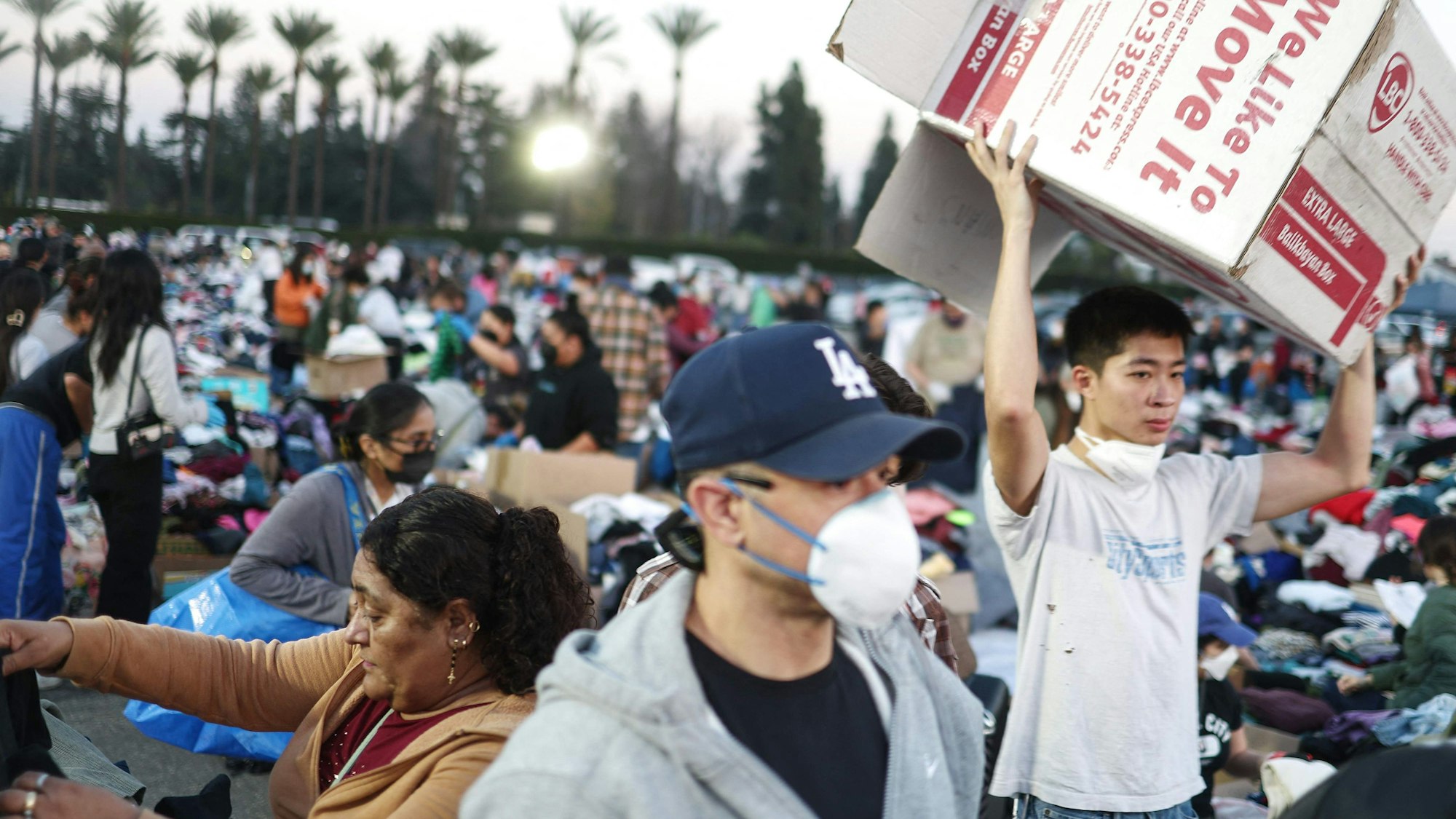 Menschen die bei den Bränden Hab und Gut verloren haben, werden an Sammelstellen mit Hilfsgütern und Spenden versorgt.