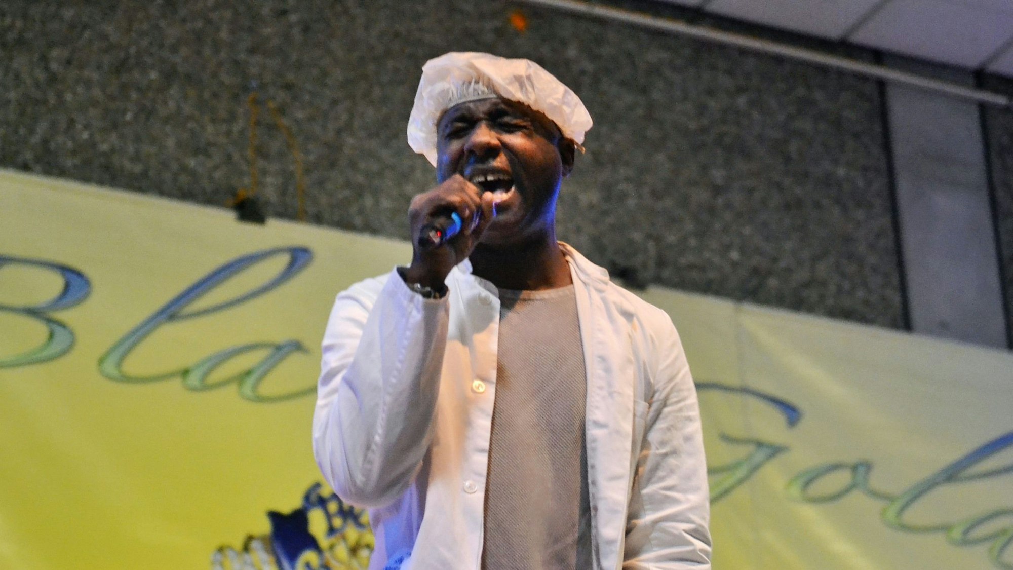 Comedian Dave Davis in seiner Rolle als Motombo Umbokko. .