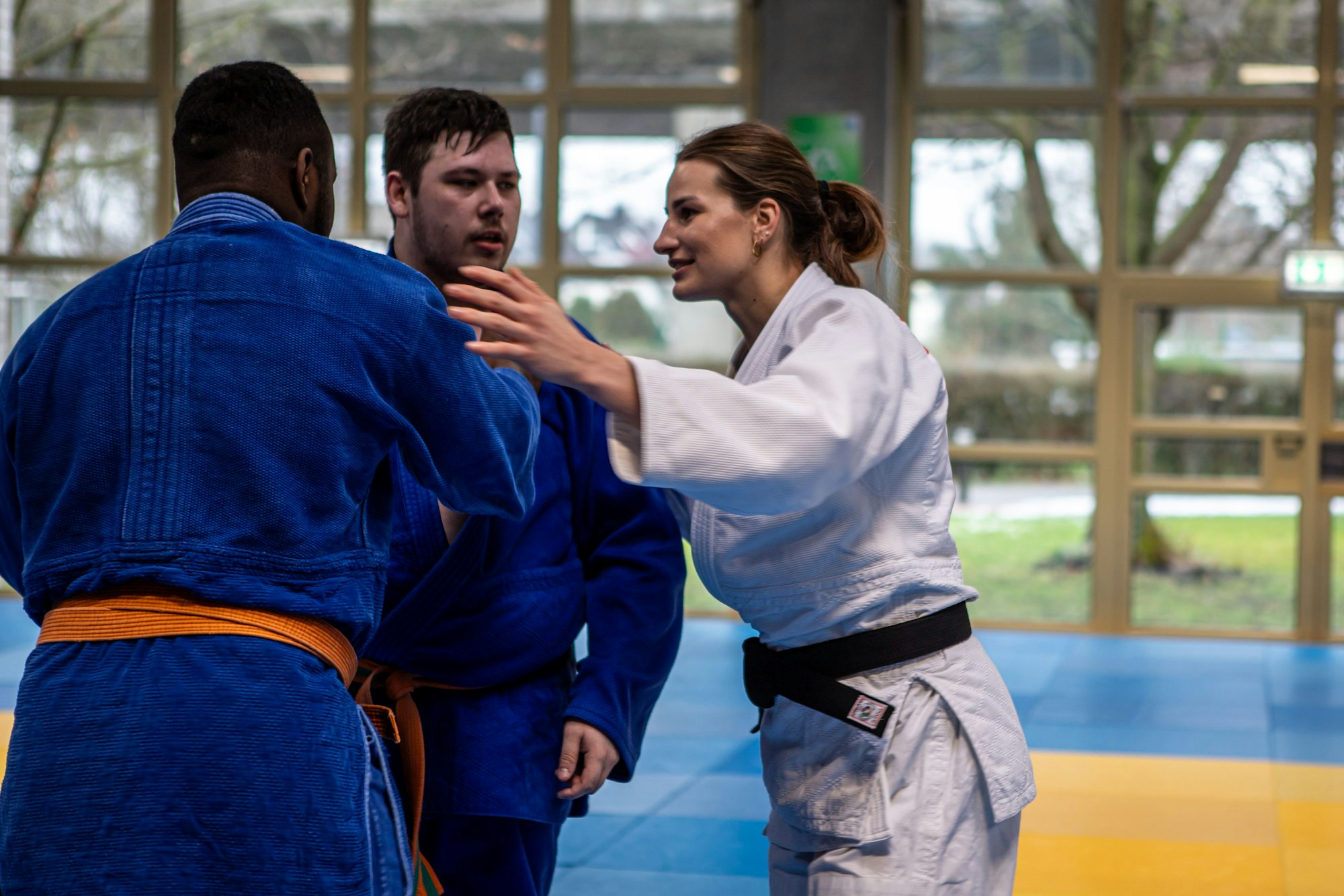 Anna Marie korrigiert ein Team, welches die Übung ausführt.