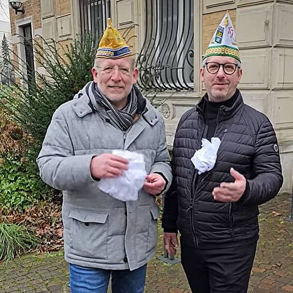 Volker Beuthert von der KG Narrenzunft Bergisch Gladbach und Markus Schreiner von der Kajuja stehen mit Spitzenhöschen vor der Villa Zanders in Bergisch Gladbach.