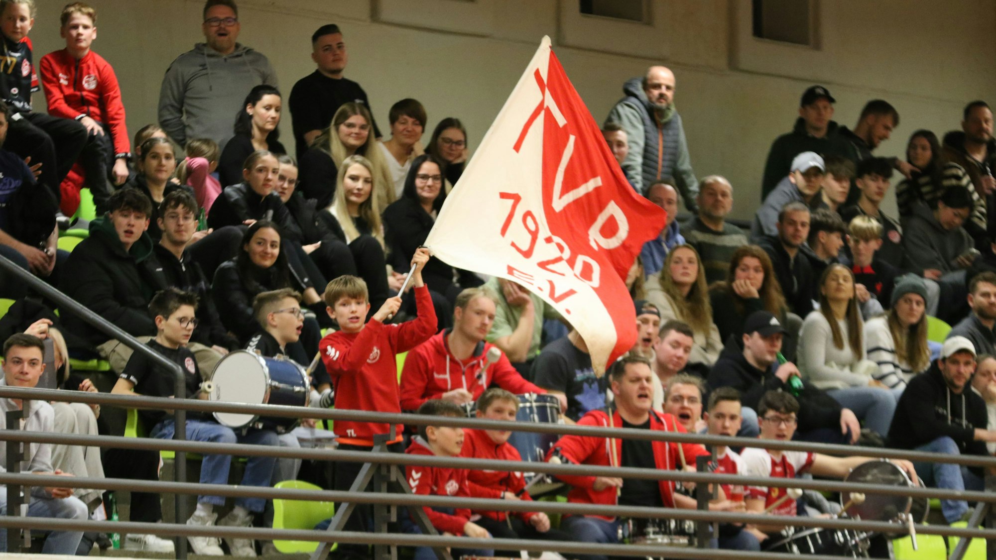 Voll besetzte Ränge in der Peter-Weber-Halle, ein Kind schwenkt eine große TVP-Fahne.