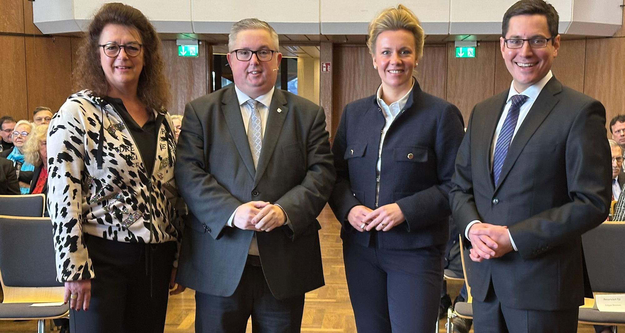 Claudia Feld-Wielpütz, stellvertretende Bürgermeisterin; CDU-Vorsitzender Sascha Lienesch; Ministerin Ina Brandes und Bürgermeister Max Leitterstorf (v.l.) beim Neujahrsempfang der CDU in Sankt Augustin.