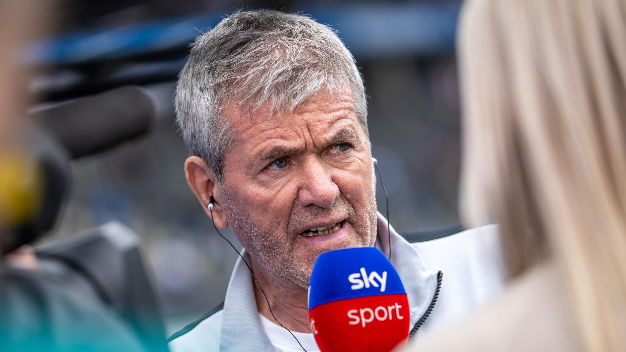 11.05.2024, Berlin: Fußball: 2. Bundesliga, Hertha BSC - 1. FC Kaiserslautern, 33. Spieltag, Olympiastadion. Trainer Friedhelm Funkel von FC Kaiserslautern spricht im Interview vor Spielbeginn. Foto: Andreas Gora/dpa - WICHTIGER HINWEIS: Gemäß den Vorgaben der DFL Deutsche Fußball Liga bzw. des DFB Deutscher Fußball-Bund ist es untersagt, in dem Stadion und/oder vom Spiel angefertigte Fotoaufnahmen in Form von Sequenzbildern und/oder videoähnlichen Fotostrecken zu verwerten bzw. verwerten zu lassen. +++ dpa-Bildfunk +++