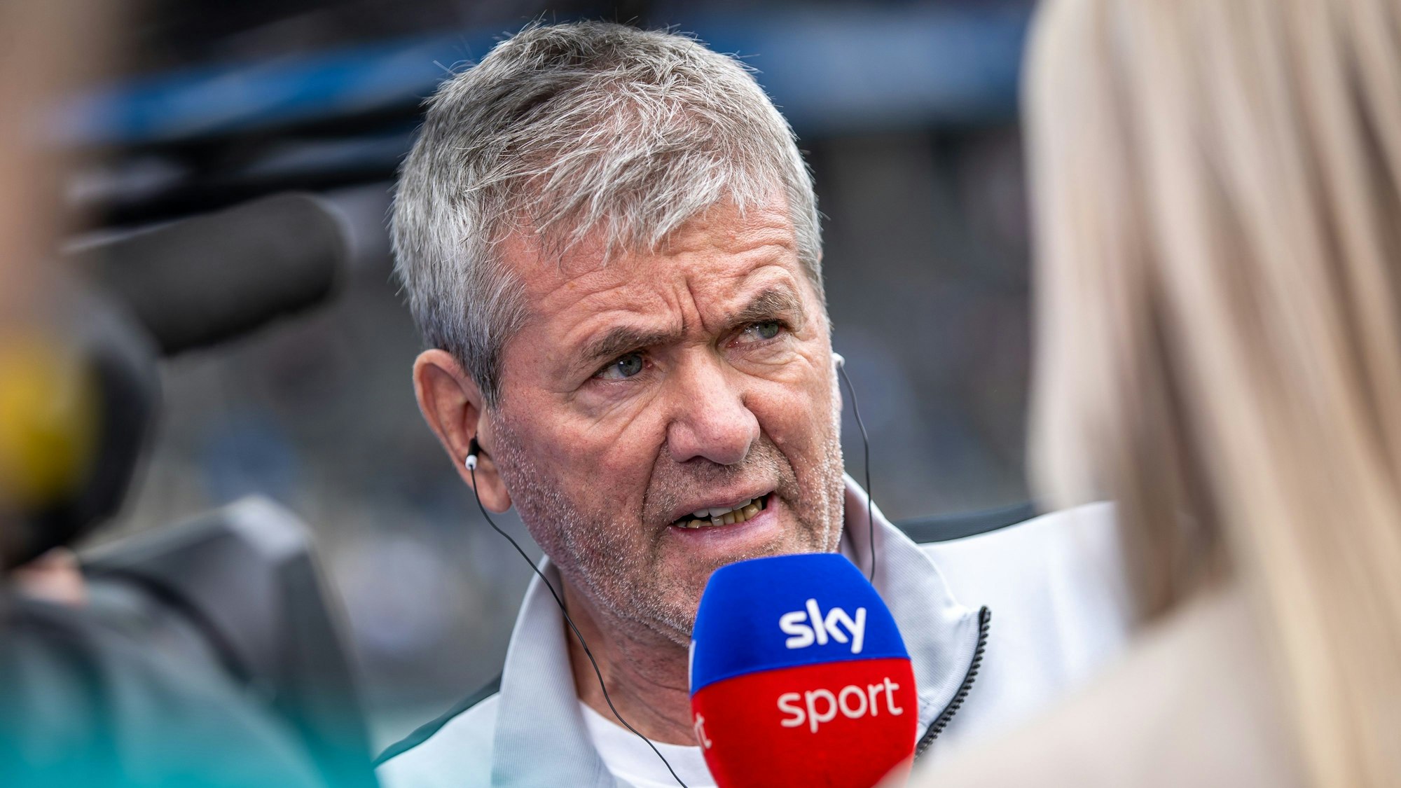 11.05.2024, Berlin: Fußball: 2. Bundesliga, Hertha BSC - 1. FC Kaiserslautern, 33. Spieltag, Olympiastadion. Trainer Friedhelm Funkel von FC Kaiserslautern spricht im Interview vor Spielbeginn. Foto: Andreas Gora/dpa - WICHTIGER HINWEIS: Gemäß den Vorgaben der DFL Deutsche Fußball Liga bzw. des DFB Deutscher Fußball-Bund ist es untersagt, in dem Stadion und/oder vom Spiel angefertigte Fotoaufnahmen in Form von Sequenzbildern und/oder videoähnlichen Fotostrecken zu verwerten bzw. verwerten zu lassen. +++ dpa-Bildfunk +++