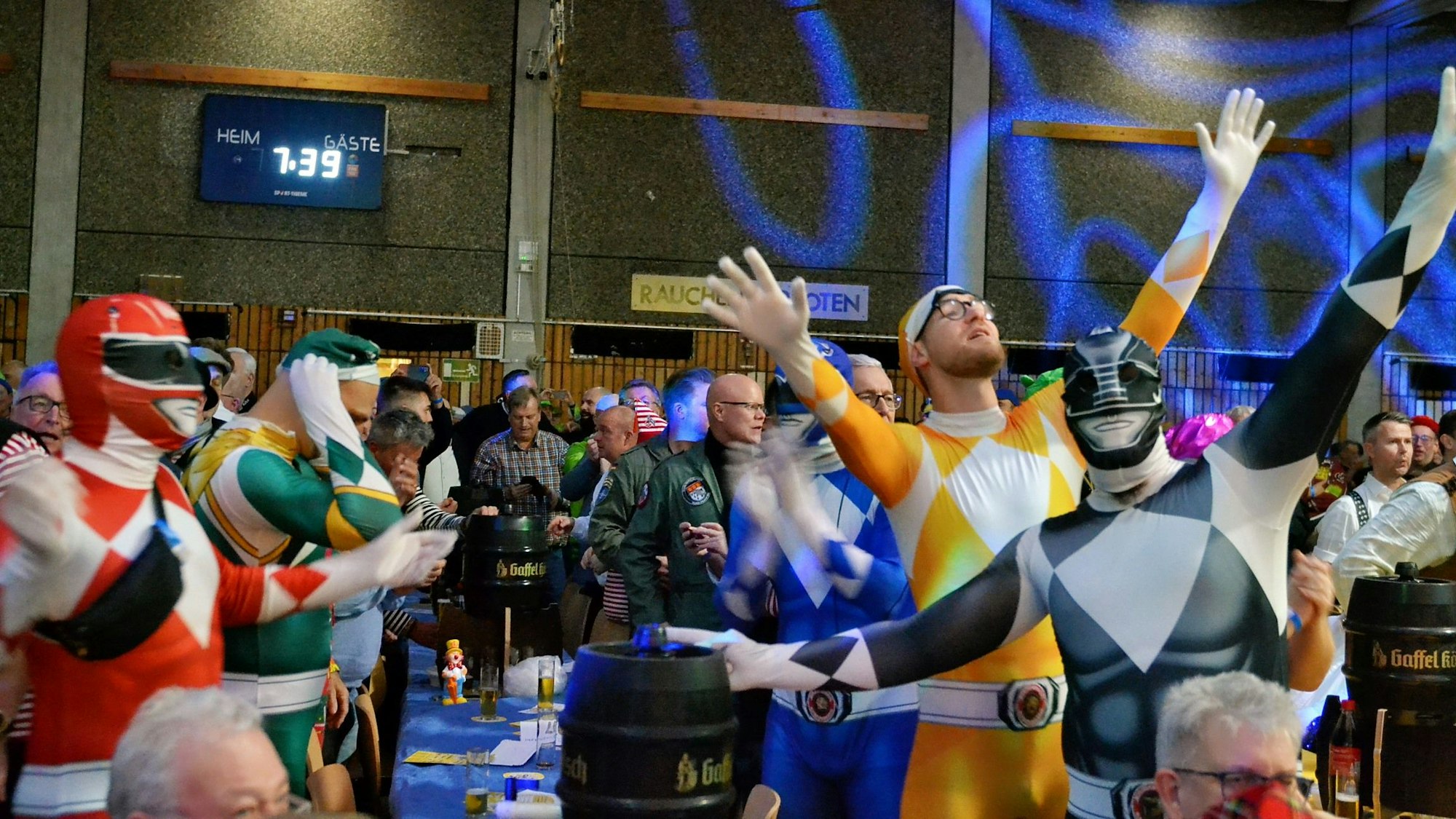 Bunst kostümierte Jecken feiern und singen in der Weilerswister Erft-Swist-Halle.