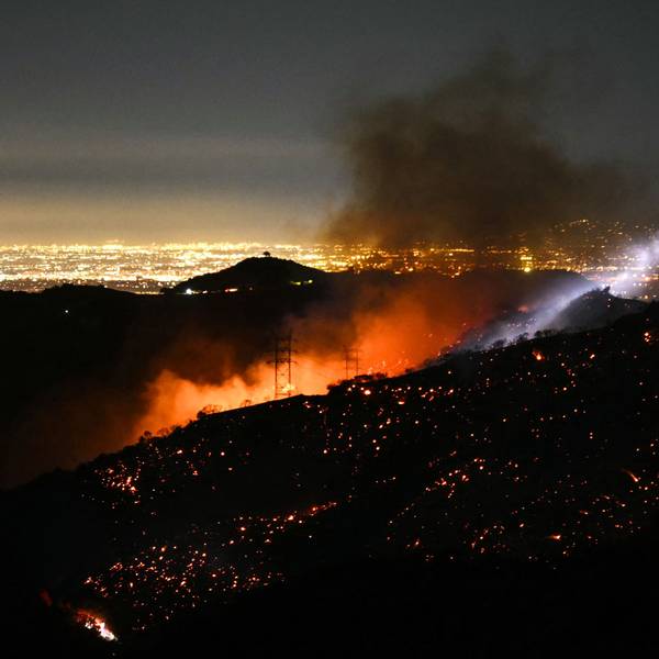 Das Licht eines Helikopters beleuchtet den Bereich der Palisades-Feuer in Los Angeles.