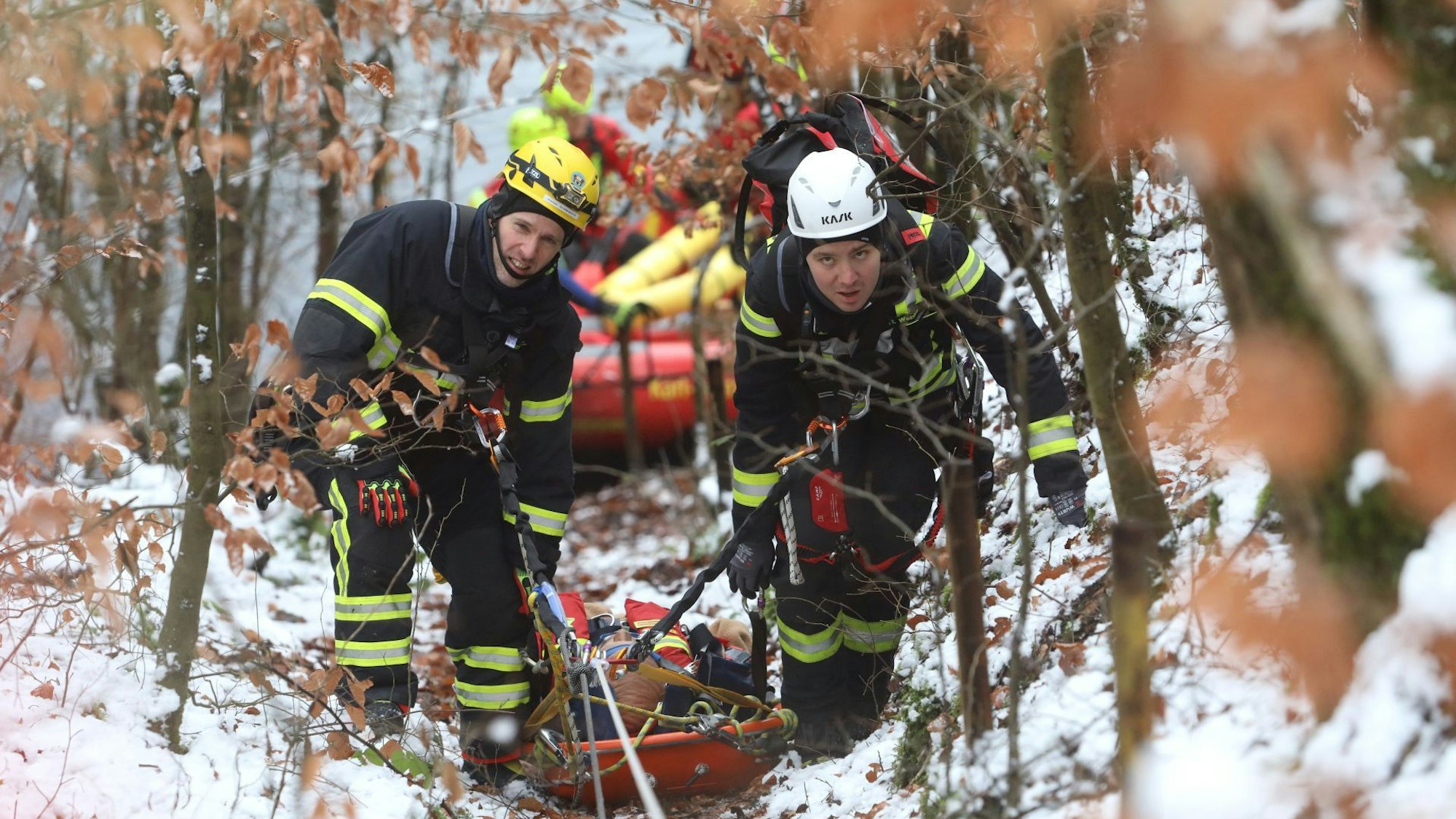 Die ERHT-Truppe macht sich bereit und zieht den „Verletzten“ in einer Schleifkorbtrage einen steilen Hang hoch.