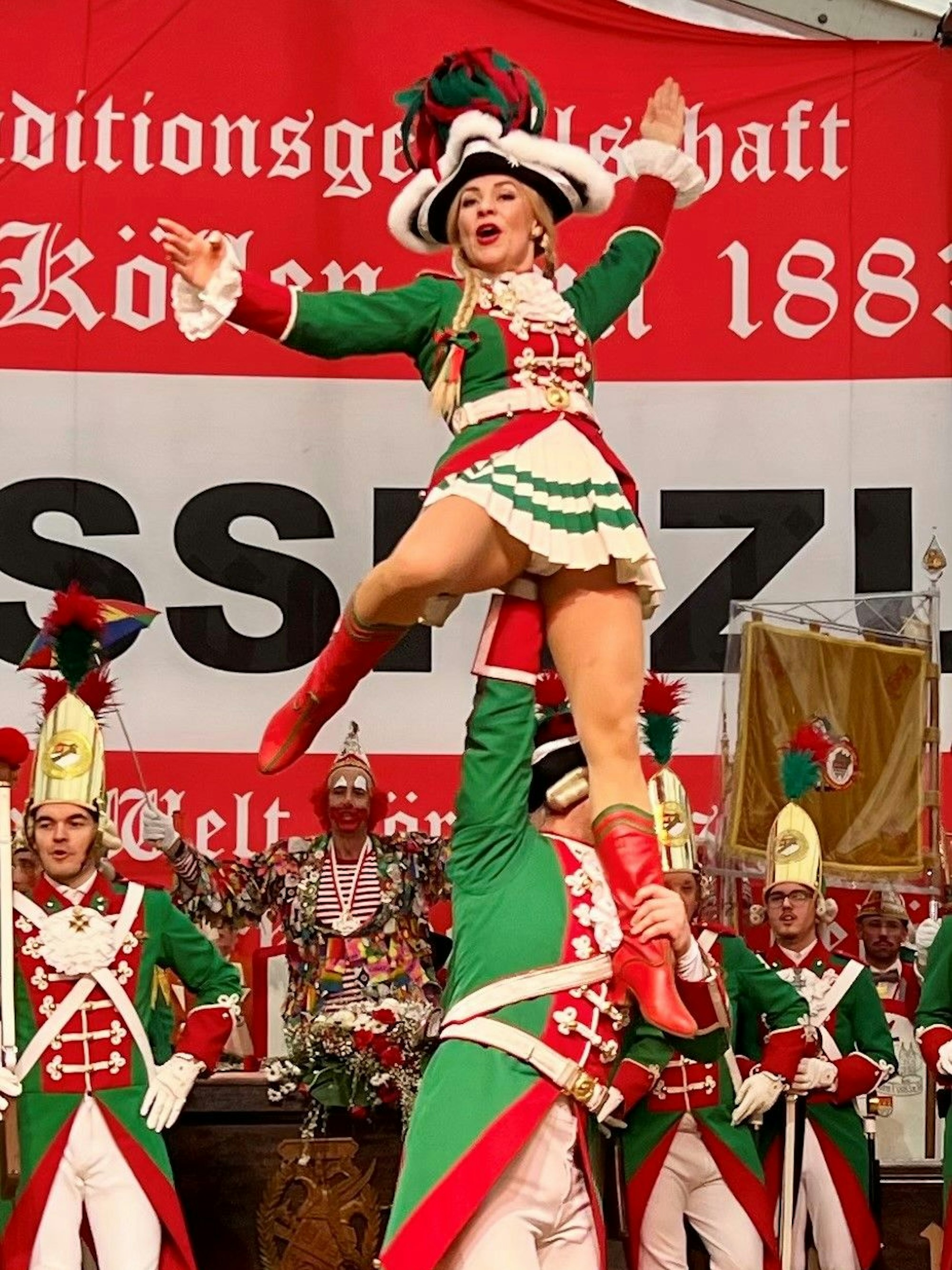Das Tanzpaar der Altstädter zeigt eine Hebefigur.