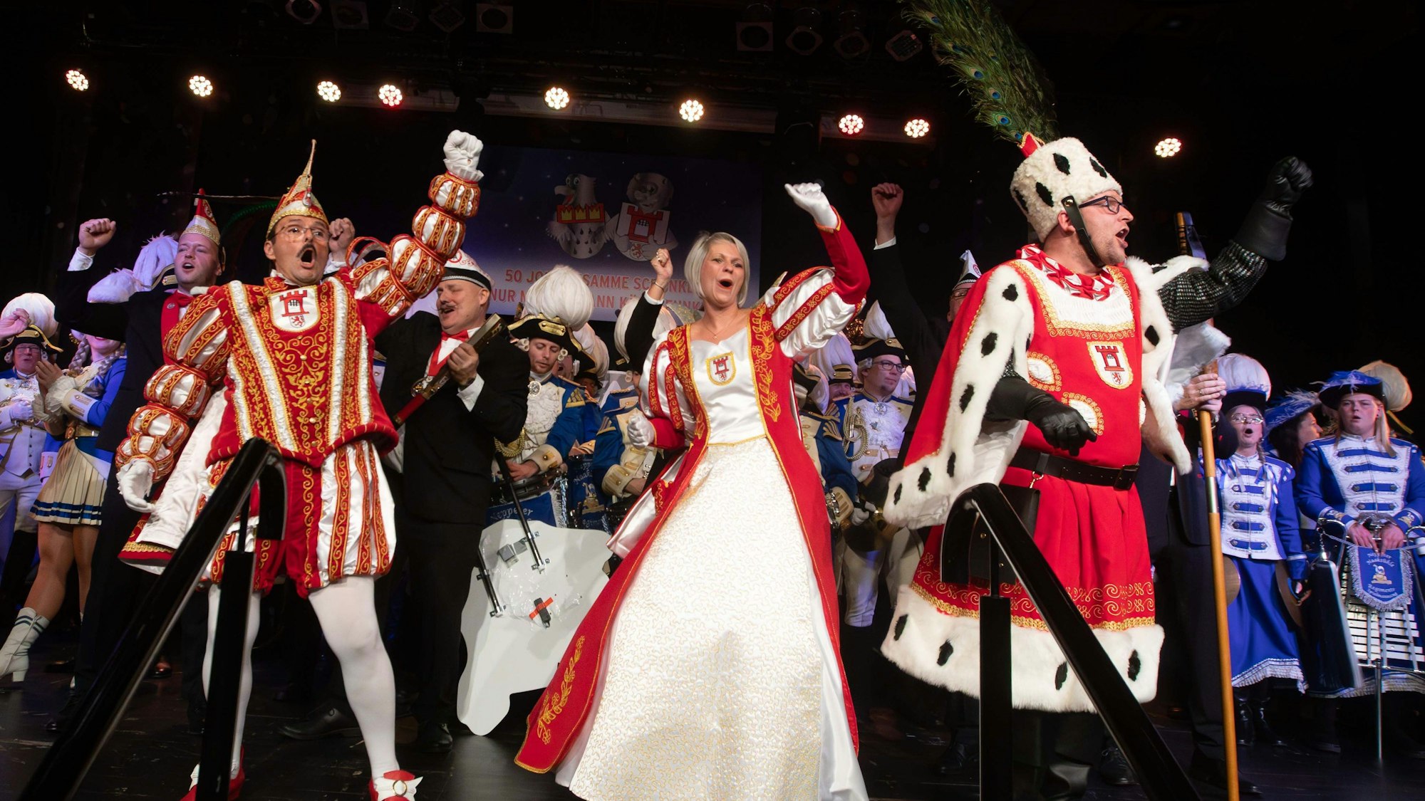Das Porzer Dreigestirn um Prinz Detlef I., Jungfrau Jennifer und Bauer Benny präsentieren ihren Song zum diesjährigen Sessionsmotto.