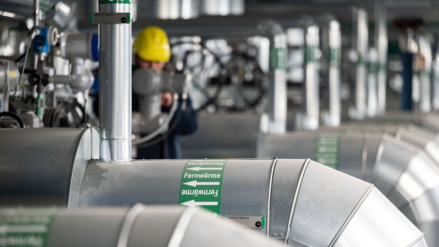 Ein Mitarbeiter eines Energiekonzerns kontrolliert Fernwärmeröhren.