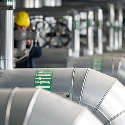 Ein Mitarbeiter eines Energiekonzerns kontrolliert Fernwärmeröhren.