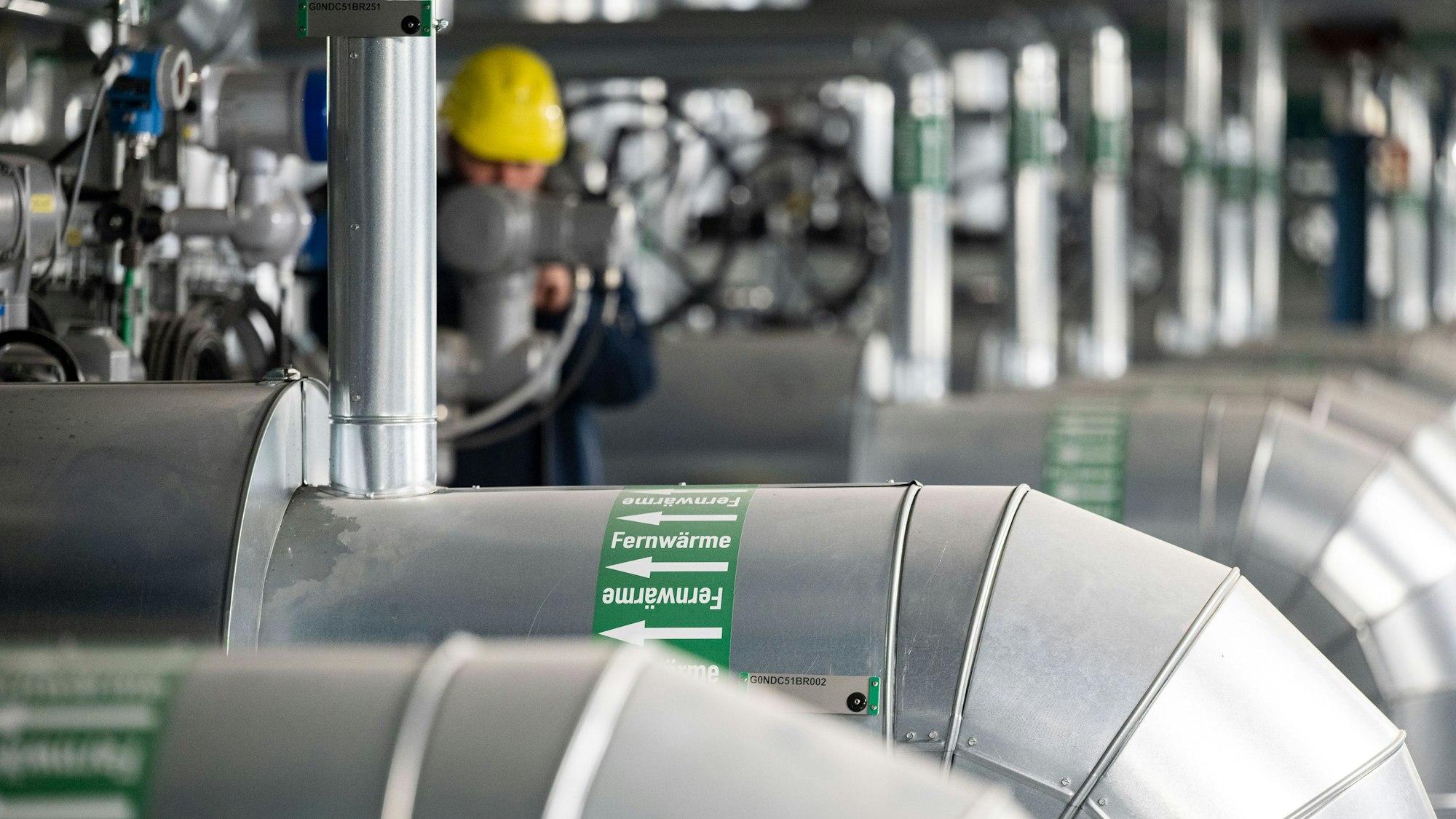Ein Mitarbeiter eines Energiekonzerns kontrolliert Fernwärmeröhren.