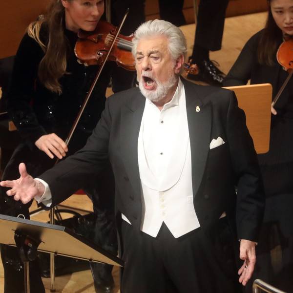 Plácido Domingo singt, die Geiger geigen.