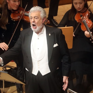 Plácido Domingo singt, die Geiger geigen.