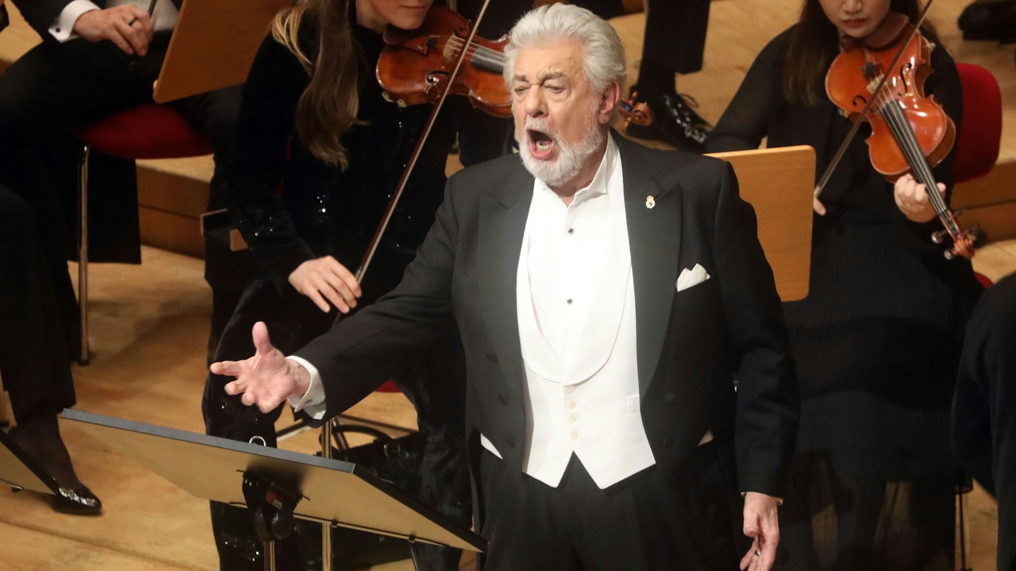 Plácido Domingo singt, die Geiger geigen.