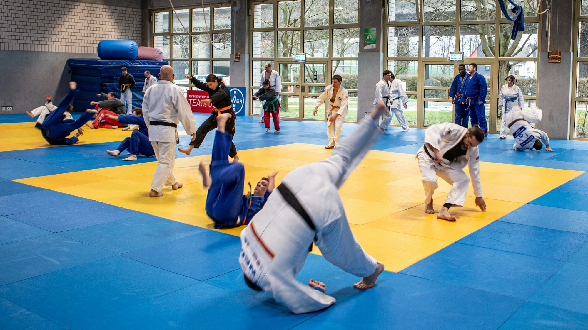 Alle Teilnehmer wärmen sich vor dem richtigen Training auf.
