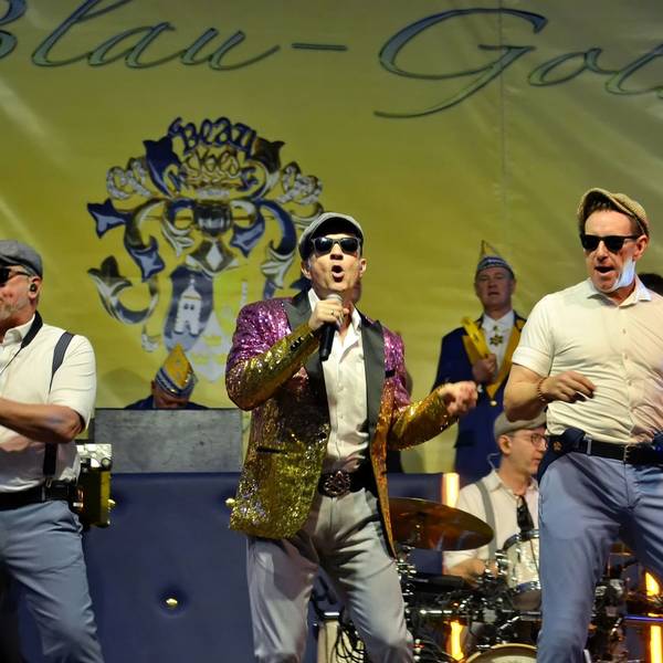 Die Band Klüngelköpp auf der Bühne der Erft-Swist-Halle in Weilerswist .