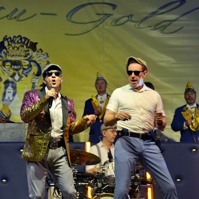 Die Band Klüngelköpp auf der Bühne der Erft-Swist-Halle in Weilerswist .