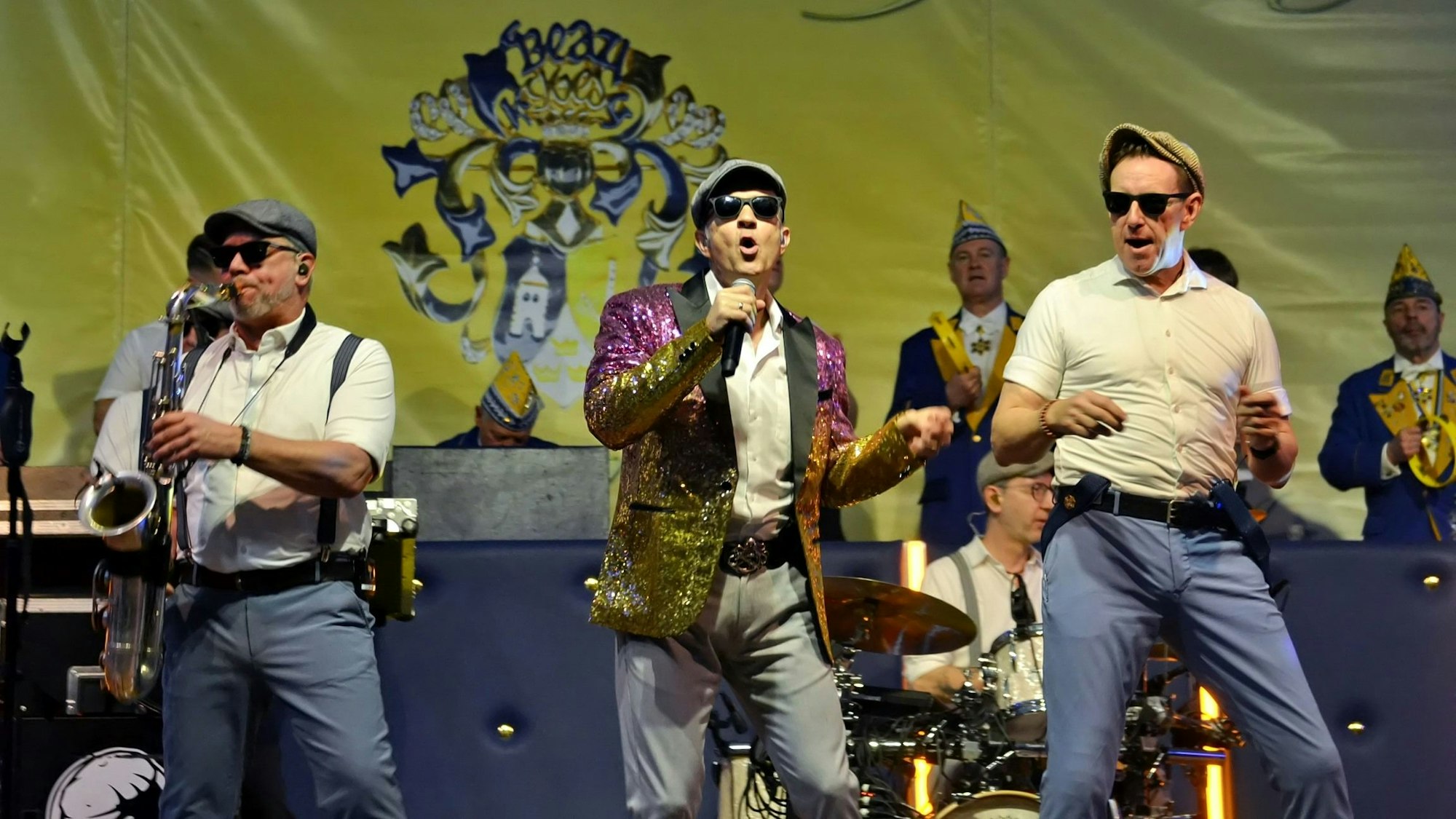 Die Band Klüngelköpp auf der Bühne der Erft-Swist-Halle in Weilerswist .