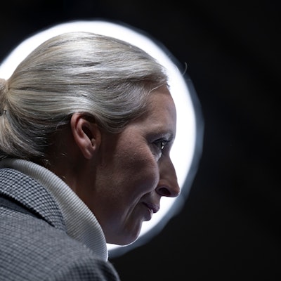 Alice Weidel, AfD-Bundesvorsitzende, wartet am Rande des Bundesparteitags ihrer Partei vor einem Scheinwerfer auf den Beginn eines TV-Interviews.