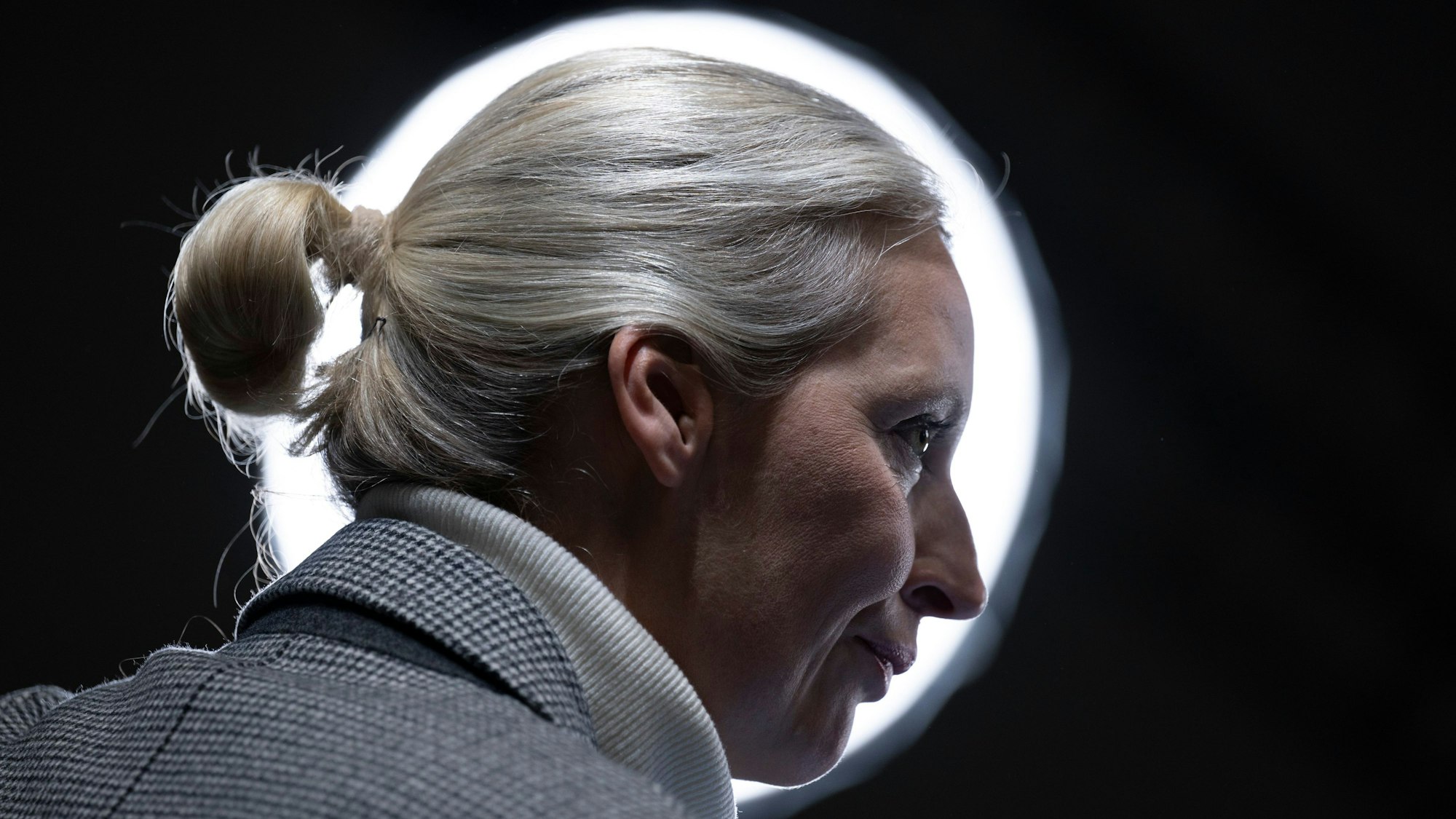 Alice Weidel, AfD-Bundesvorsitzende, wartet am Rande des Bundesparteitags ihrer Partei vor einem Scheinwerfer auf den Beginn eines TV-Interviews.
