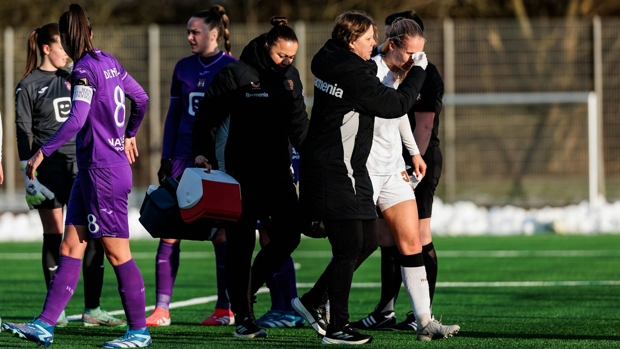 Testspiel, Bayer 04 Leverkusen - RSC Anderlecht 10.01.2025 Juliette Vidal Bayer 04 Leverkusen, 56 muss lang behandelt werden und wird im Anschluss ausgewechselt Testspiel, Bayer 04 Leverkusen - RSC Anderlecht, Köln, Leistungszentrum Kurtekotten am 10.01.2025 *** Test match, Bayer 04 Leverkusen RSC Anderlecht 10 01 2025 Juliette Vidal Bayer 04 Leverkusen, 56 has to be treated for a long time and is then substituted Test match, Bayer 04 Leverkusen RSC Anderlecht, Cologne, Leistungszentrum Kurtekotten on 10 01 2025 Copyright: xBEAUTIFULxSPORTS/Wunderlx