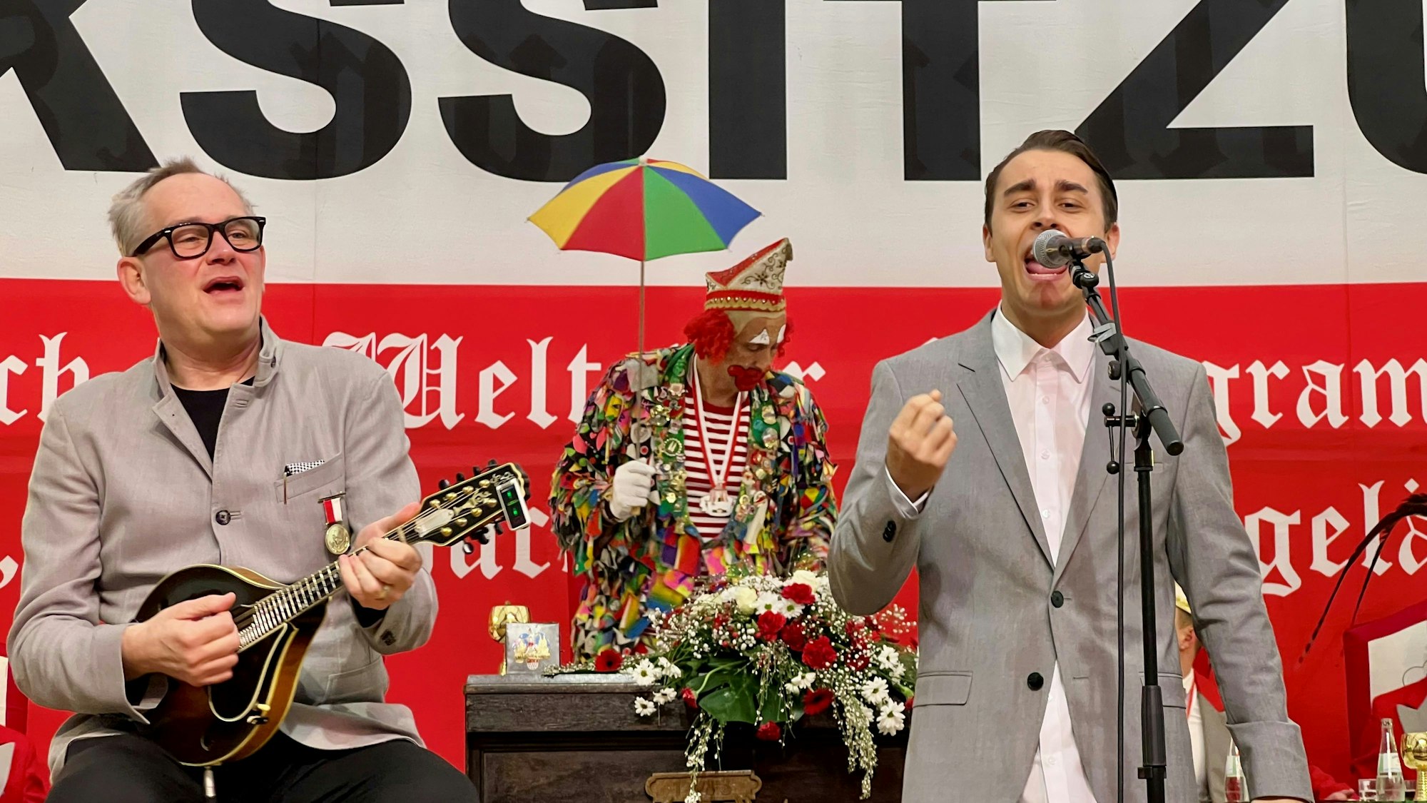 JP Weber und Stefan Dahm stehen auf der Bühne.