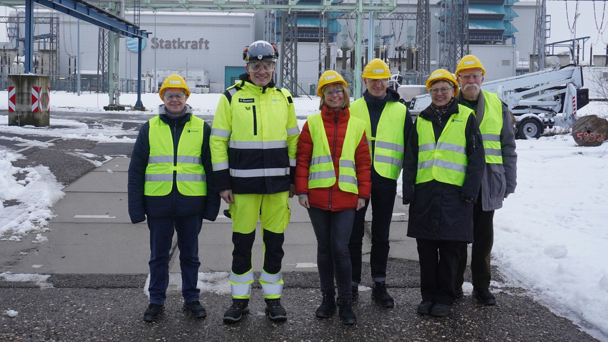 Reiner Staubach, Standortleiter der Gaskraftwerke von Statkraft im Chemiepark Knapsack, führte eine kleine Gruppe von Leserinnen und Lesern durch eines der Kraftwerke und erläuterte seine Funktionsweise.