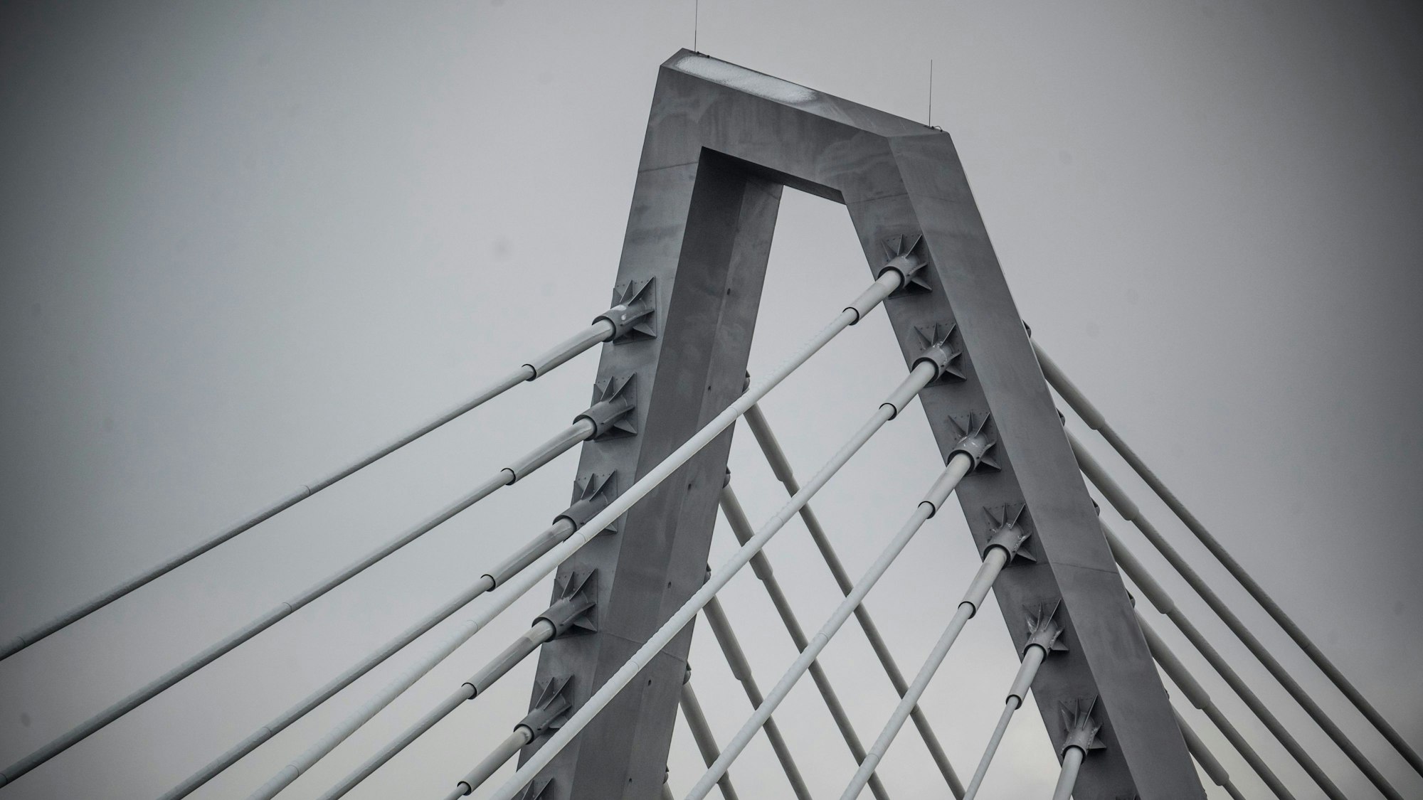 Auf den oben abgeschrägten Brückenpylonen liegt Schnee und Eis. Deshalb wurden die Autobahn 1 und der Brückenradweg gesperrt. Ein Versuch, das Eis mit einem Hubschrauber abzulösen, schlug fehl. Foto: Ralf Krieger