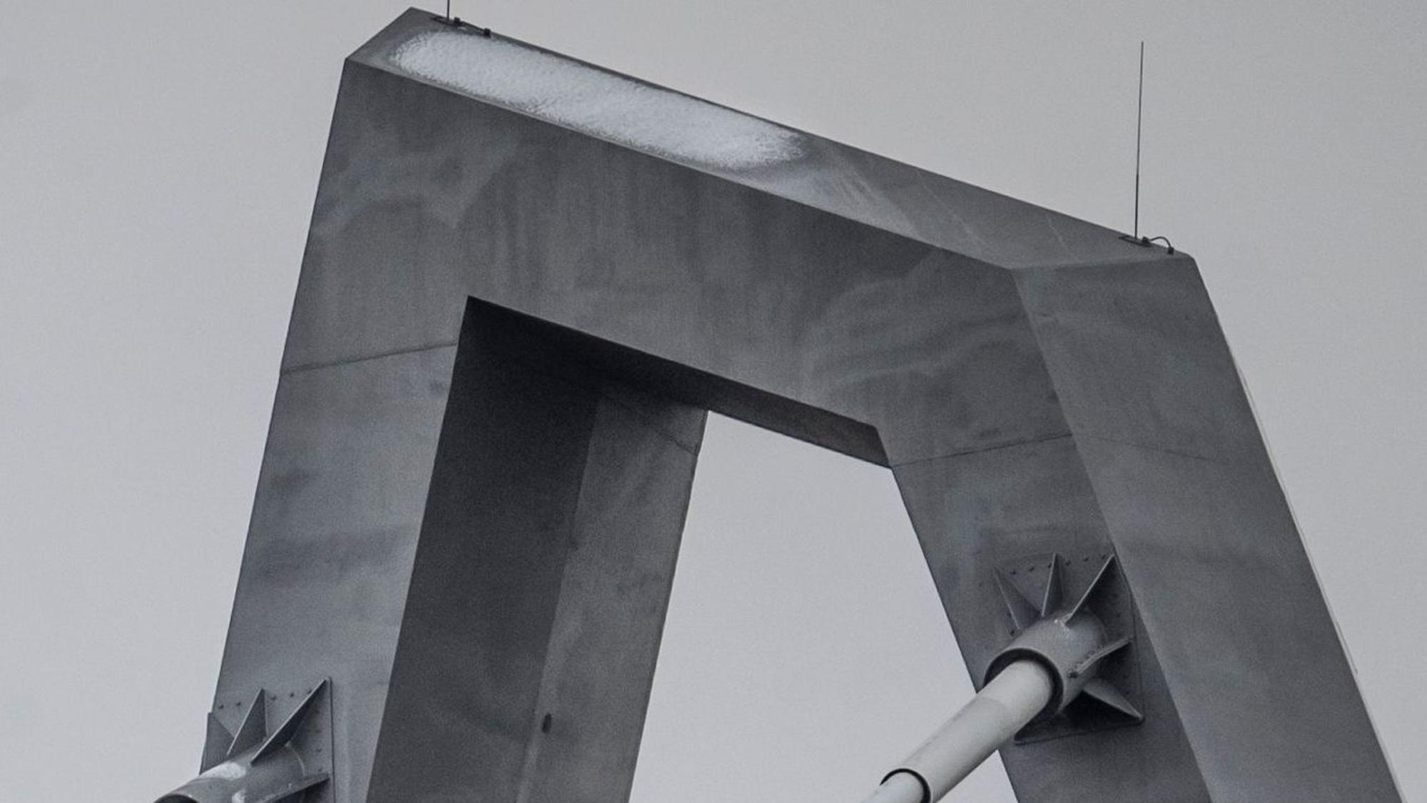 Eis und Schnee lag auf dem Brückenpylon. Oben gibt es keine Ausstiegsluke, von der aus der Schnee geräumt werden könnte.