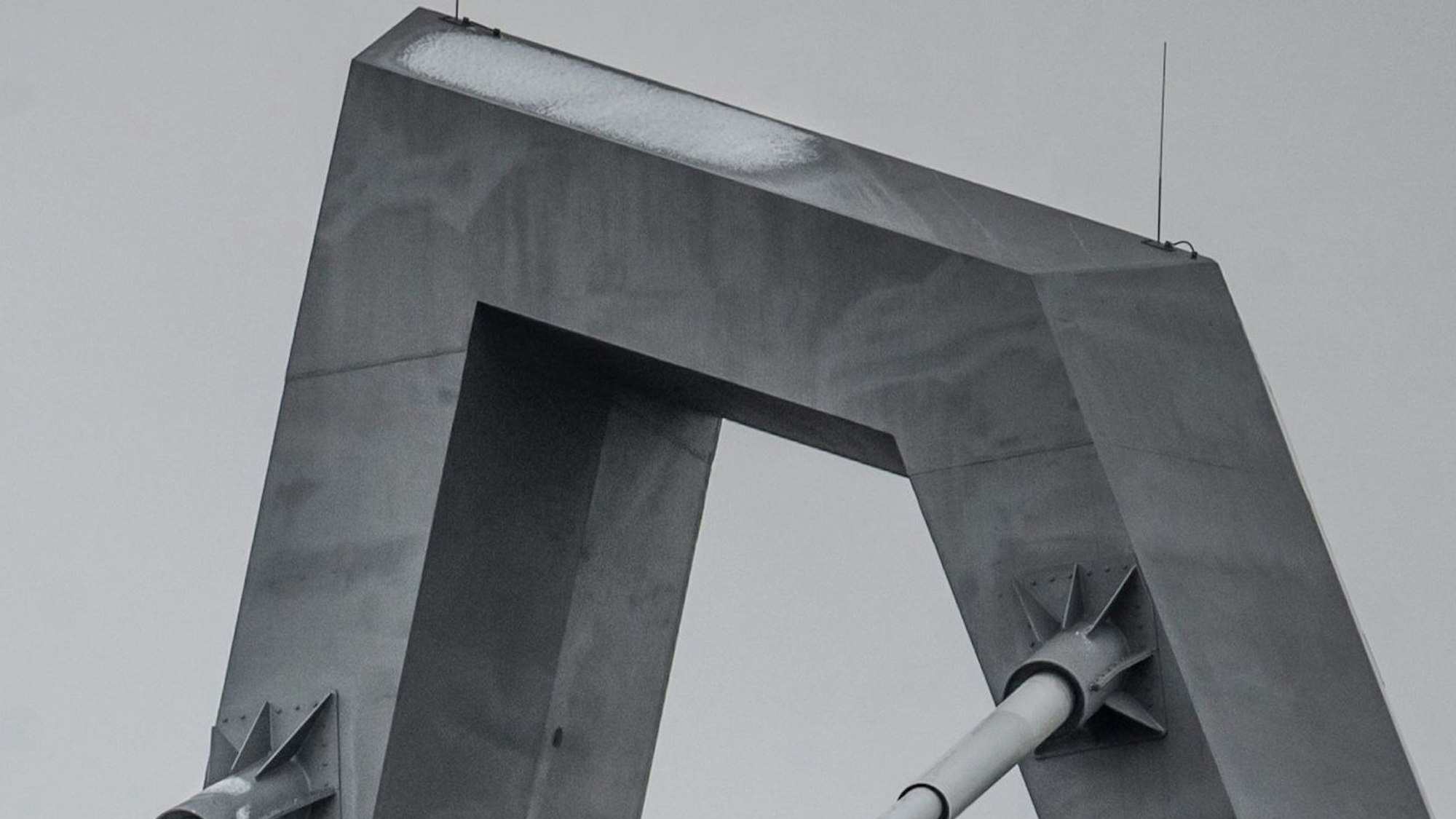 Eis und Schnee lag auf dem Brückenpylon. Oben gibt es keine Ausstiegsluke, von der aus der Schnee geräumt werden könnte.