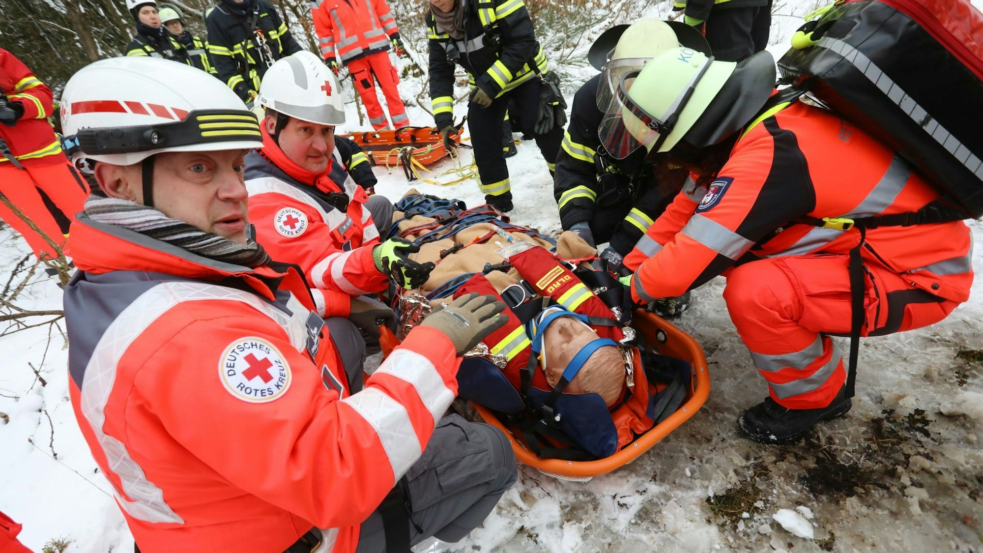 Rettungsübung am Steinbruch Eudenbach: DRK und Rettungsdienst versorgen den „Verletzten“.
