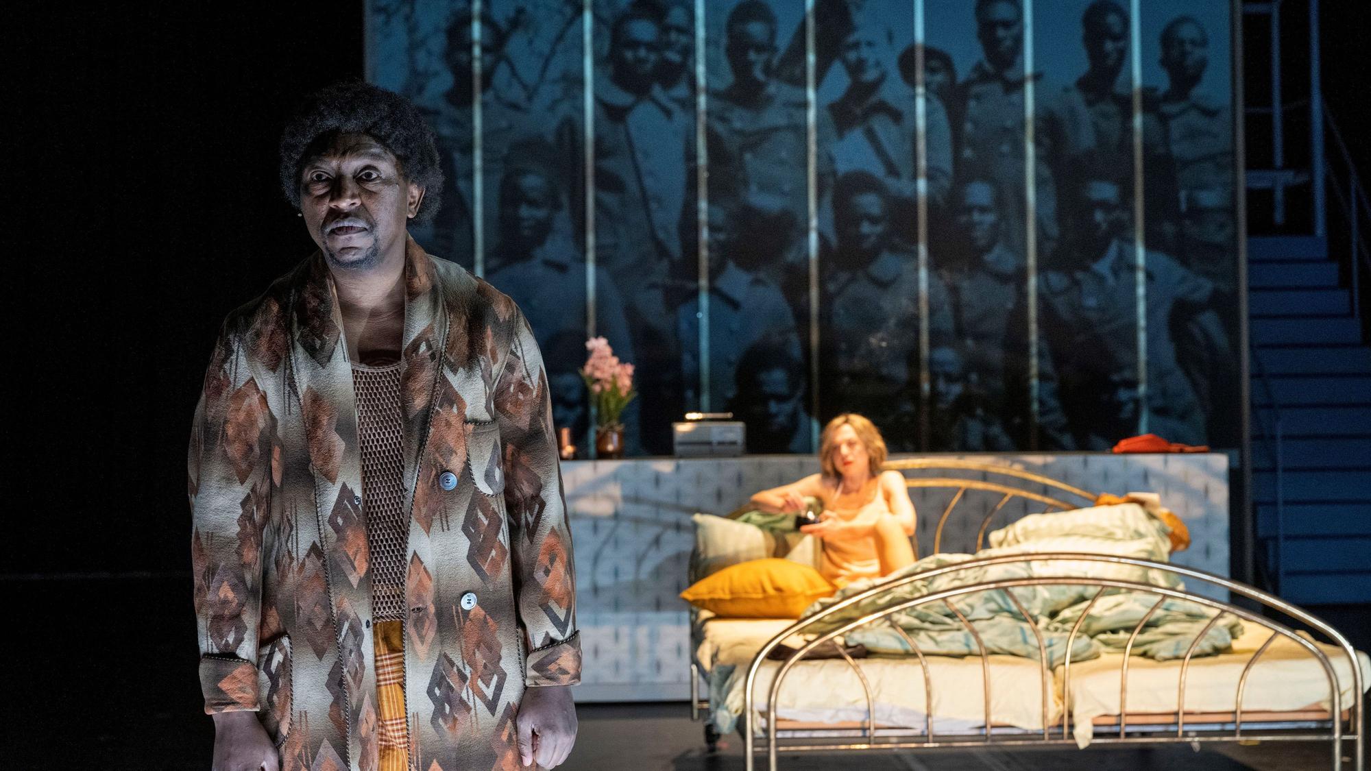 Aus dem Schatten:
Thiaroye
von Alexandra Badea
Regie: Poutiaire Lionel Somé
Regie & Video: Poutiaire Lionel Somé
Bühne: Marion Schindler
Kostüme: Julia Simmen
Musik: Abdoul Kader Traoré
Licht: Michael Gööck
Dramaturgie: Nina Rühmeier