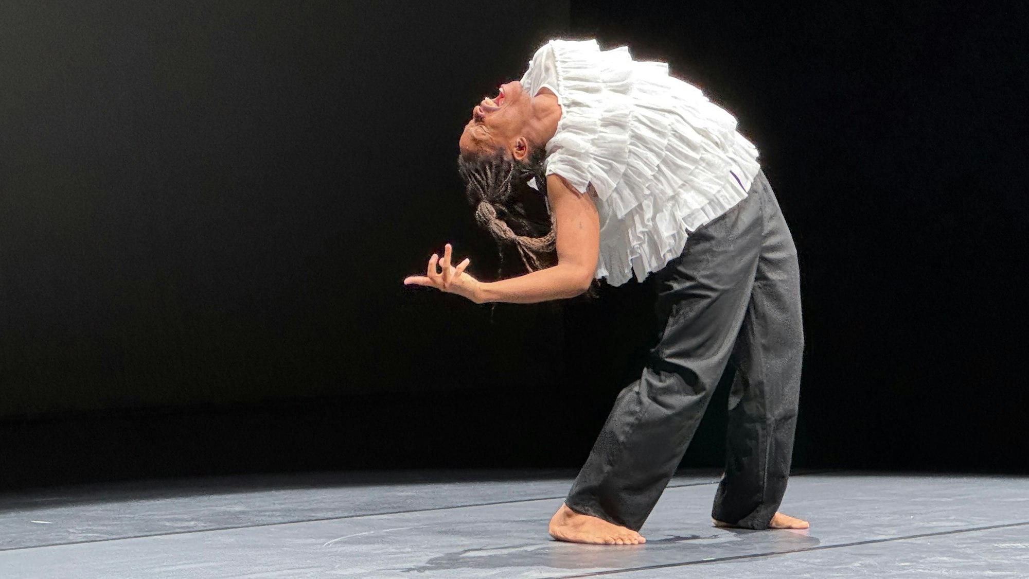 Kevin Claudio Ponge Kassoma auf der Bühne im Forum