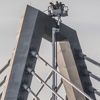 Drei Feuerwehrmänner ließen sich mit einem Hubsteiger 57 Meter hoch zu den Schneefeldern hieven, um die Gefahr mit einem Besen abzukehren. Foto: Ralf Krieger