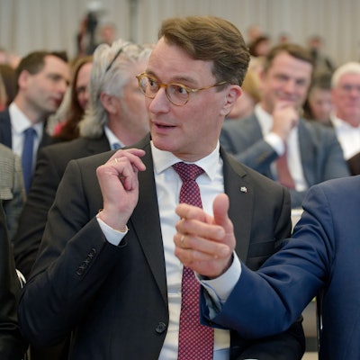 Hendrik Wüst (l, CDU), Ministerpräsident von Nordrhein-Westfalen, und Friedrich Merz, Vorsitzender der CDU, sitzen bei einer Veranstaltung nebeneinander.