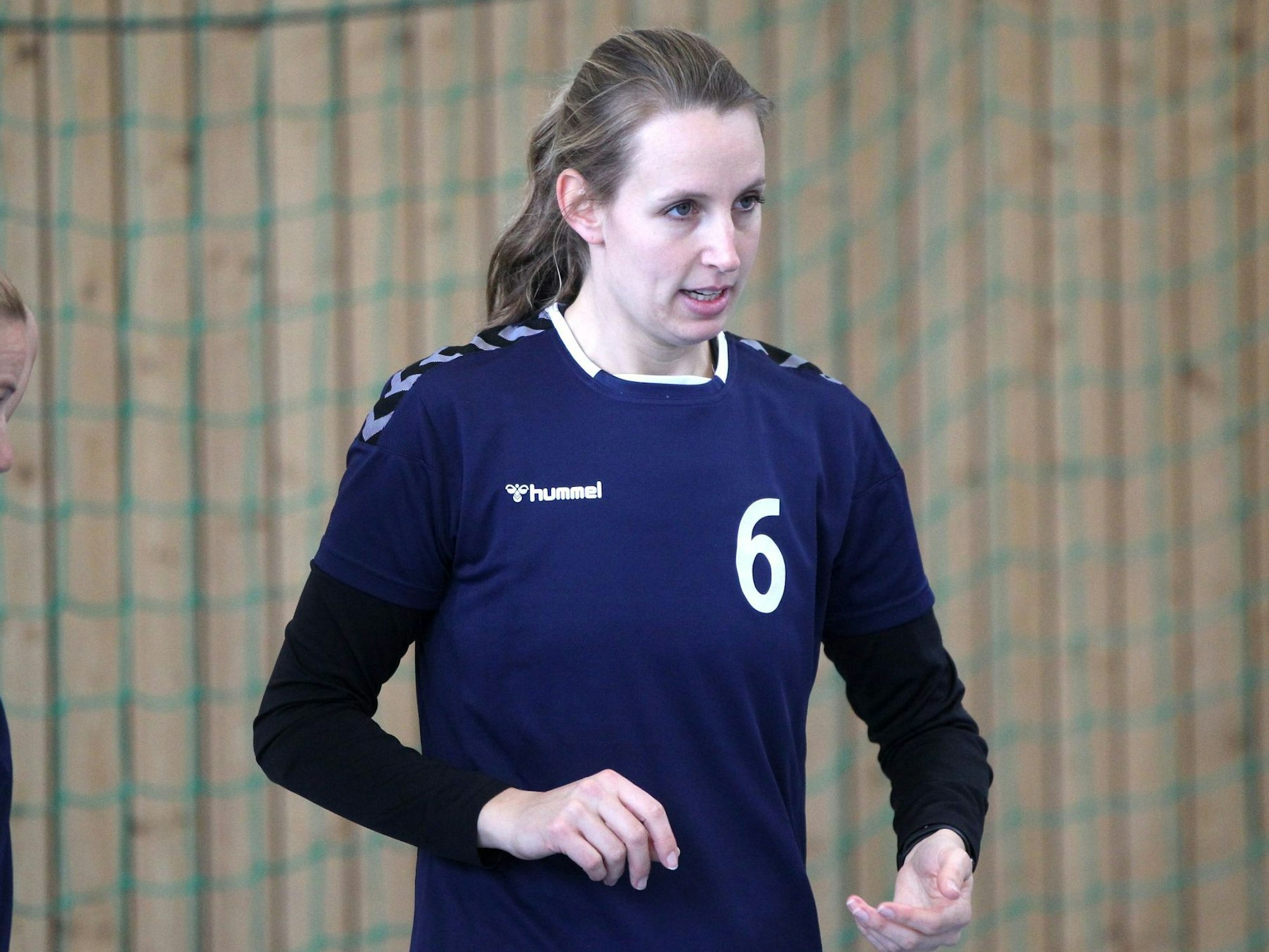 Spielertrainerin Anna Spenst gibt Anweisungen.