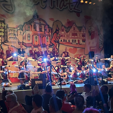 Junge Tänzerinnen leuchten mit Taschenlampen in Richtung Publikum.