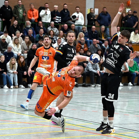 01.11.2024, Handball-Bergische Panther-TuS Opladen
vorne: Sam Lindemann (Panther)
rechts: Maximilian Schmidt (Opladen)
Foto: Uli Herhaus